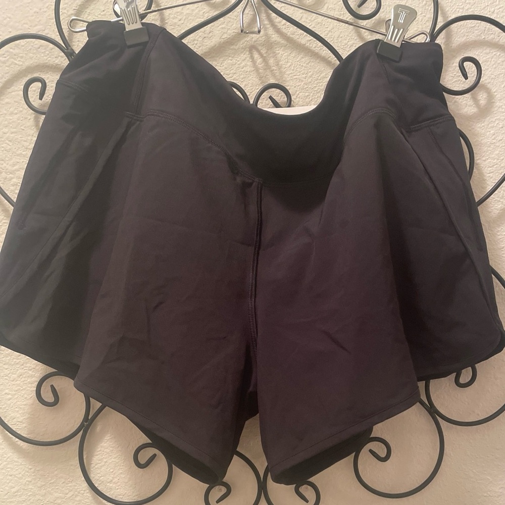 Women’s all black crz yoga shorts size large